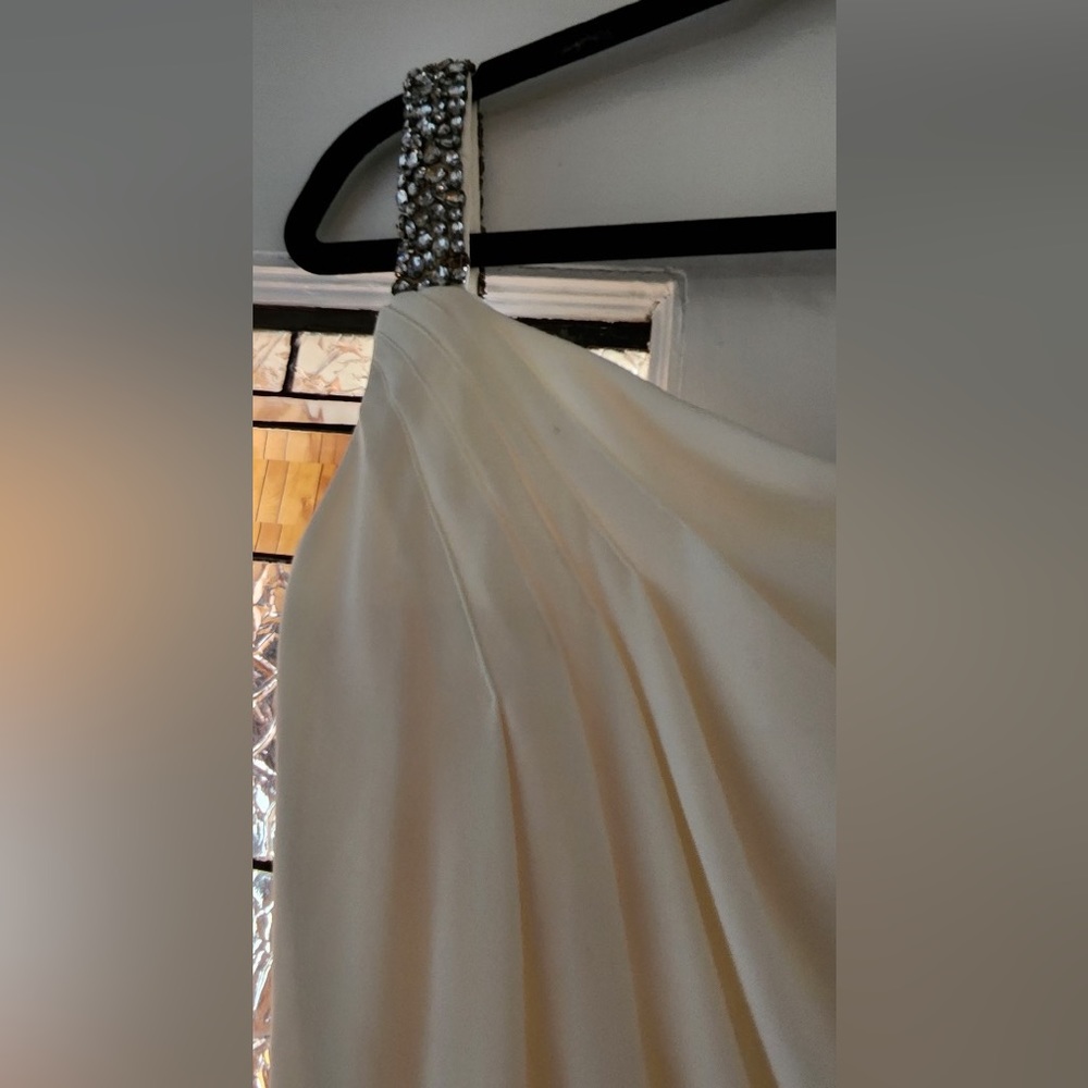 Ivory gown with open back - Picture 3 of 5